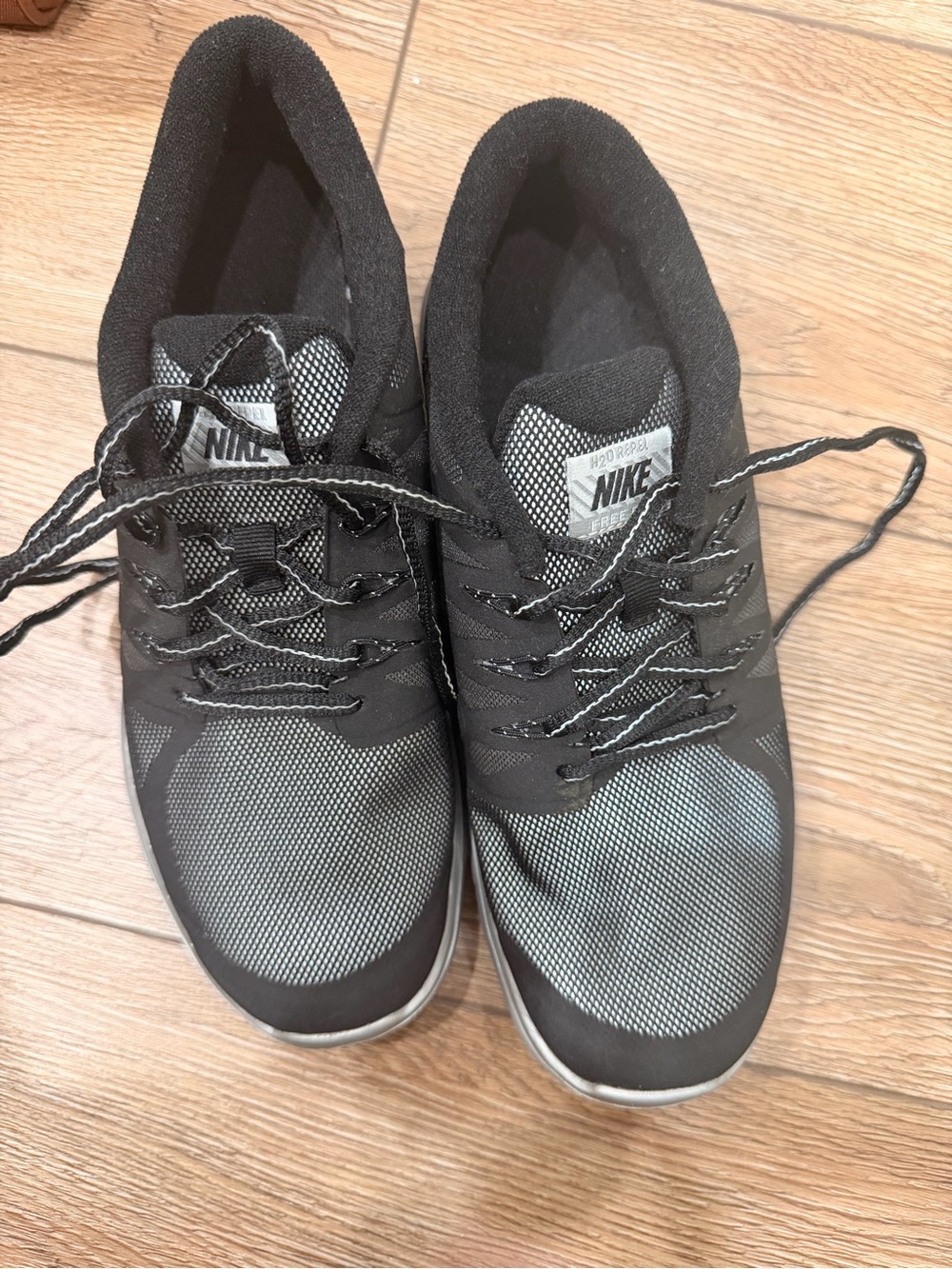 Nike Men’s Black and Gray Athletic Running Sneakers